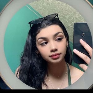 Meet your Posher, Olivia